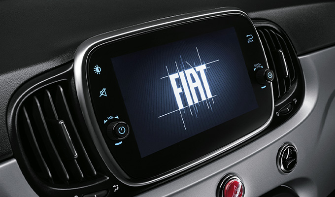 Uconnect™ 7'' radio DAB with Apple CarPlay/ Android Auto™